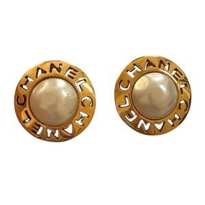Chanel 1990s Gold Plated Round Logo Earrings With Faux Pearl Large